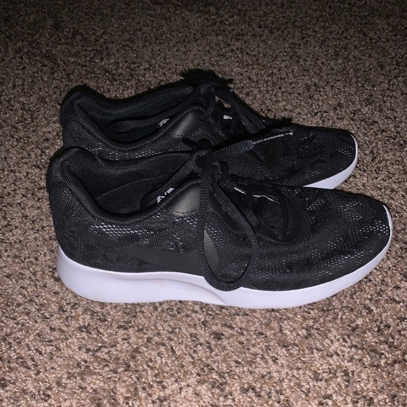 Nike - Picture 2 of 4